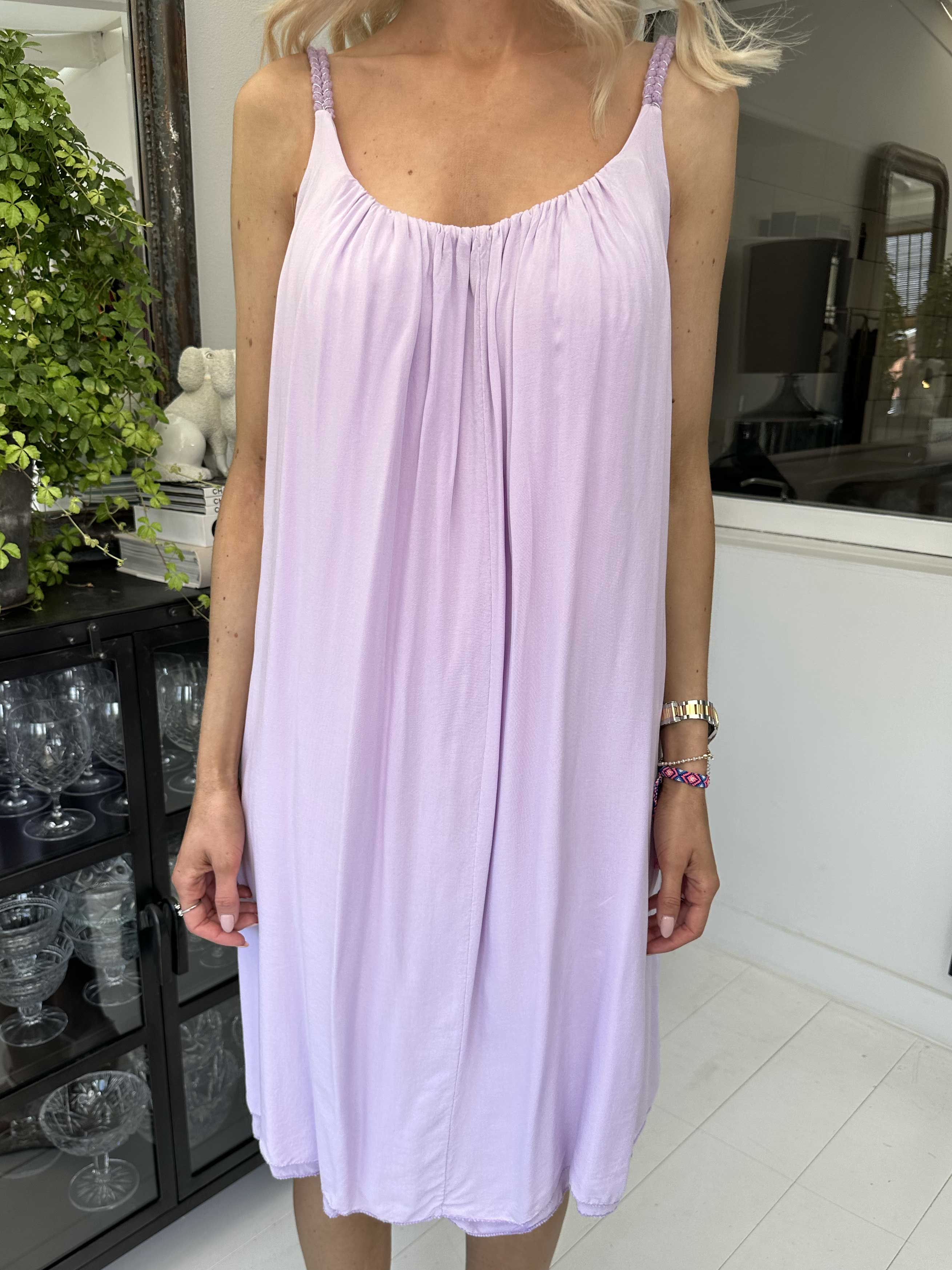 Asia Dress - Söt enfärgad viskosklänning med flätade axelband - Black